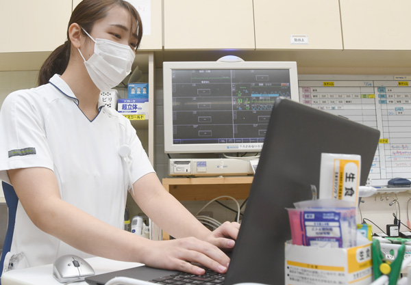 両親から看護の仕事のやりがいを聞く